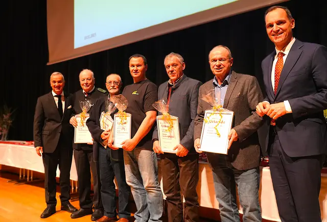 Daniel Gastl würdigte mit dem Sparkassenpreis besondere Verdienste im Ehrenamt von Günter Renz (FC Günzburg), Gerhard Häfele (VfL Günzburg), Michael Goldschmid (Racing-Club e. V. Günzburg), Wilhelm Speer (Skipper Gilde Schwaben e. V.) und Joachim Tillmann (Kaiserlich Königlich privilegierte Schützengesellschaft Günzburg). | Foto: Monika Rudolph/ Stadt Günzburg