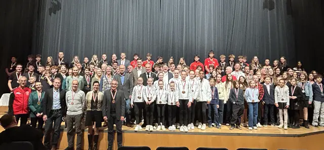 148 Sportler sind mit dem Sportpreis der Großen Kreisstadt Günzburg im Forum am Hofgarten von Oberbürgermeister Gerhard Jauernig ausgezeichnet worden. | Foto: Monika Rudolph/ Stadt Günzburg