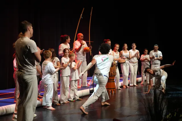 Erste Capoeira-Show: Die Gymnastikabteilung des VFL Günzburg begeisterte mit einer energiegeladenen Vorführung der afro-brasilianischen Kampfkunst aus Tanz, Akrobatik und Musik. | Foto: Monika Rudolph/ Stadt Günzburg