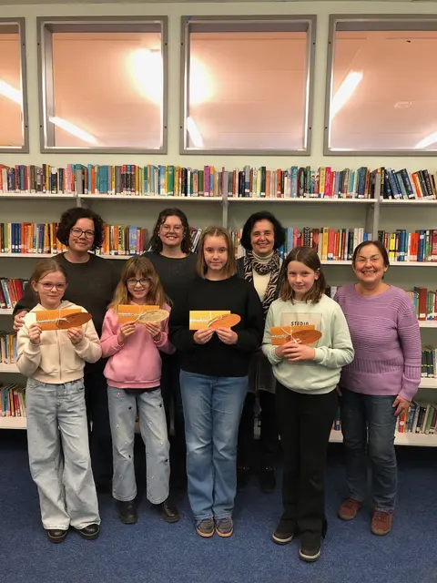 Foto: Strahlende Gesichter nach dem Vorleseentscheid v.l.n.r.: Leonie, Adina, Julia und Elena. Glückwünsche kamen von der Jury v.l.n.r.: Konrektorin Stefanie Klein, Förderlehrerin Vera Hämmerle, Buchhändlerin Elke Eser und Konrektorin i.R. Rosmarie Gumpp.