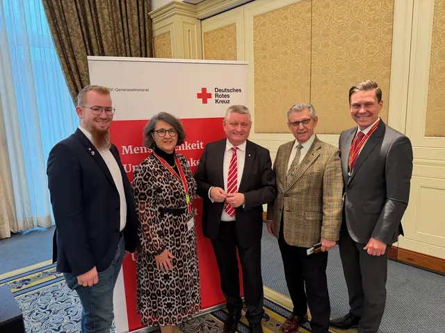 Der neue Präsident Hermann Gröhe (Mitte) mit der Delegation aus Westfalen-Lippe (v.li.) Ole Hanke (JRK-Landesleitung), Nilgün Özel (Vizepräsidentin), Dr. Fritz Baur (Präsident) und Dr. Hasan Sürgit (Vorstand) | Foto: DRK-Landesverband Westfalen-Lippe