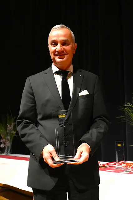 Gleich vier Mal verlieh Gerhard Jauernig den Ehrenpreis des Oberbürgermeisters. Marco Hepp (FSC Schwaben e.V.), Karsten König (Triathlon-Verein Günzburg), Stefan Riederle (SG Reisensburg-Leinheim) und Noah Lerch vom SSG Günzburg Leipheim e.V. sind die Preisträger. | Foto: Monika Rudolph/ Stadt Günzburg