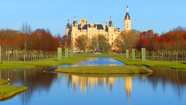 Im angelegten Kreuzkanal spiegelt sich im Dezember durch die tiefstehende Sonne malerisch das Schloss. Foto: Helmut Kuzina