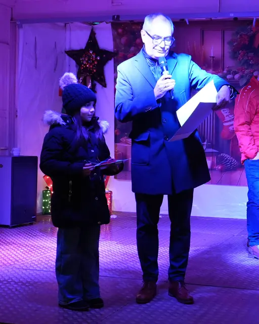 Hatice aus dem Ulrichshort hat den Weihnachtskarten-Malwettbewerb gewonnen und erhält als Dankeschön einen Einkaufsgutschein im Wert von 40 Euro und eine Urkunde. | Foto: Stadt Gersthofen (Kai Schwarz)