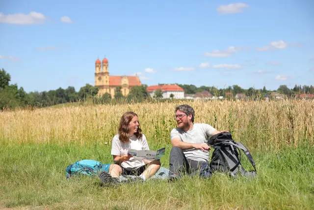 Rund um Ellwangen führen Wanderwege durch die Natur und vorbei an Sehenswürdigkeiten wie der Schönenbergkirche. | Foto: DJD/Stadt Ellwangen/Andi Schmid