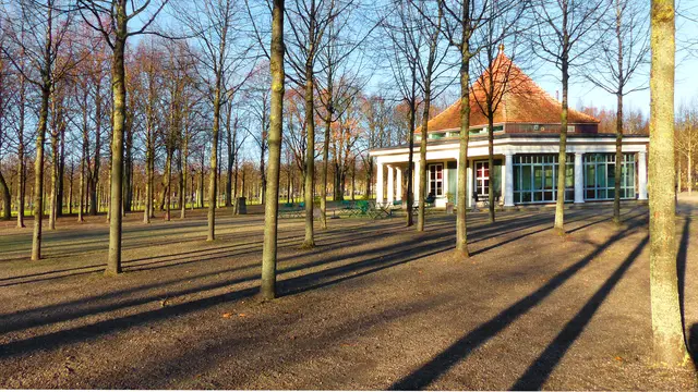 Am Schlossgartenpavillon werfen die Bäume lange Schatten. Foto: Helmut Kuzina