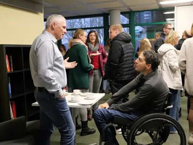 Austausch am Betriebetag der Hans-Leipelt-Schule, im Vordergrund rechts Herr Müller von der EAA Schwaben im Gespräch mit einem Betriebevertreter | Foto: Hans-Leipelt-Schule