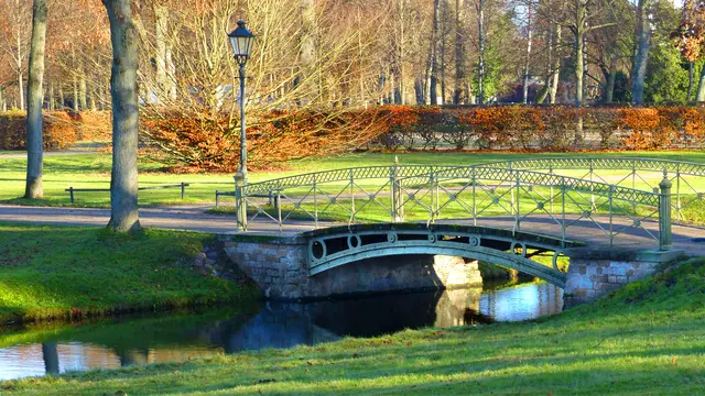 Der Rundweg durch den Schlossgarten führt über viele historische Brücken. Foto: Helmut Kuzina