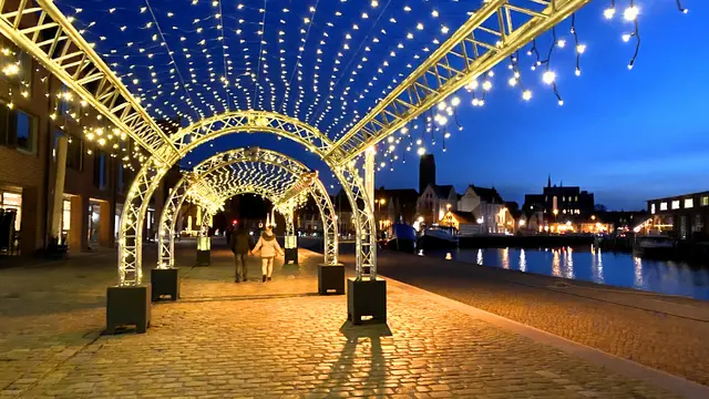 Lichtertunnel auf der Promenade am Alten Hafen. Foto: Helmut Kuzina