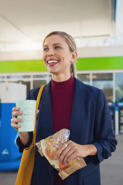 Für viele gehört der Kaffee unterwegs einfach dazu – als kleiner Muntermacher im Alltag. | Foto:  DJD/Aral