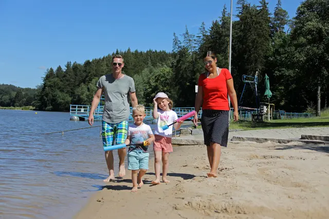 Ein Badestrand ist ideal für alle, die mit Kindern reisen. | Foto: DJD/Stadt Ellwangen/Andi Schmid