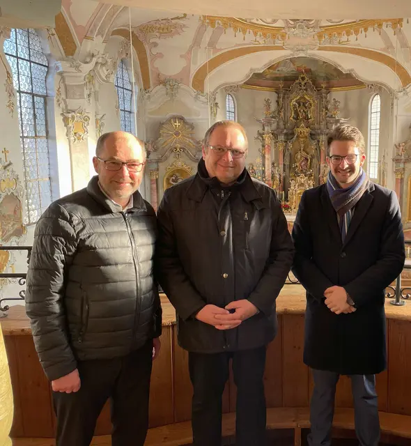 Bereits im vergangenen Jahr besuchte Abgeordneter Manuel Knoll die Kirchengemeinde in Herbertshofen und informierte sich vor Ort über die anstehende Sanierung. Im Bild (von links): Verwaltungsleiter Manfred Künzl, Pfarrer Gerhard Krammer und MdL Manuel Knoll. | Foto: Melanie Heindl-Pröll
