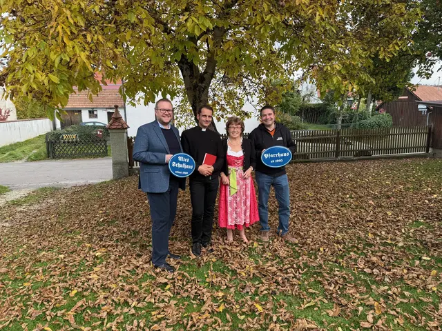 v.l. 1. Vorsitzender des Historischen Vereins Günzburg Stefan Baisch, Kaplan Norbert Rampp, Initiatorin Ilse Großklaß (Frauen- und Müttergemeinschaft) und Martin Schiessl (Firma Terrasond) | Foto: Baisch/Historischer Verein Günzburg