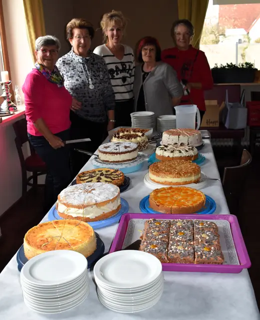 Wie immer ein Highlight: das reichhaltige Kuchenbuffet der Gartlerfrauen  | Foto: Walter Trettwer