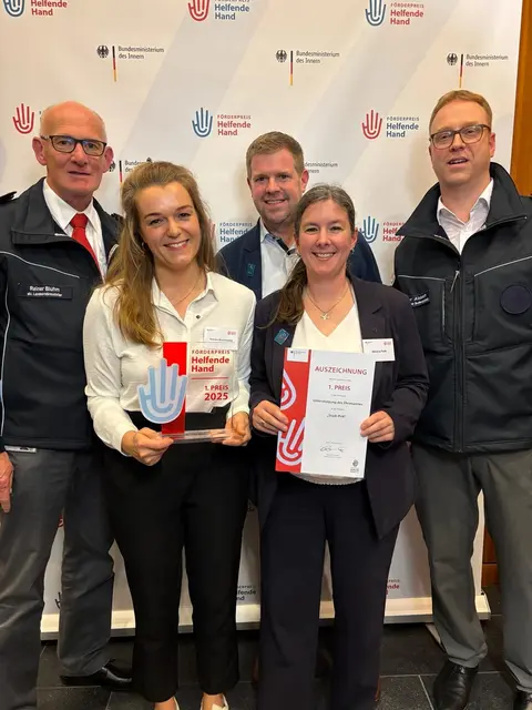 Bei der Preisverleihung in Berlin: der stv. Landesrotkreuzleiter Reiner Bluhm (links) und Peter Alsbach (rechts) mit Prof. Dr. Christopher Niehues, Annika Buschmann und Melanie Plath von der FH Münster | Foto: DRK-Landesverband Westfalen-Lippe