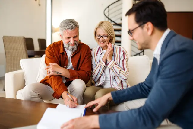 Mit einer guten Planung ins neue Zuhause: Best Ager haben bei der Kreditfinanzierung einer Immobilie einige Besonderheiten wie eine möglichst hohe Eigenkapitalquote zu beachten. | Foto:  DJD/Dr. Klein Privatkunden/Getty Images/mixetto