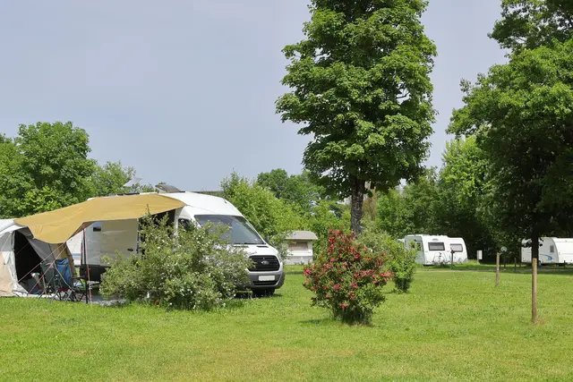 Lieber idyllisch in der Natur oder stadtnah campen? In Ellwangen geht beides. | Foto: DJD/Stadt Ellwangen/Andi Schmid