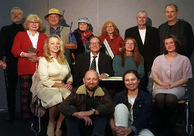 Vom 5. – 7. Dezember wird wieder Theater gespielt. Das Ensemble, das sich hier zum Gruppenfoto aufgestellt hat, zeigt die Komödie  „Pension Schöller“. | Foto: Kunstverein Schwabmünchen
