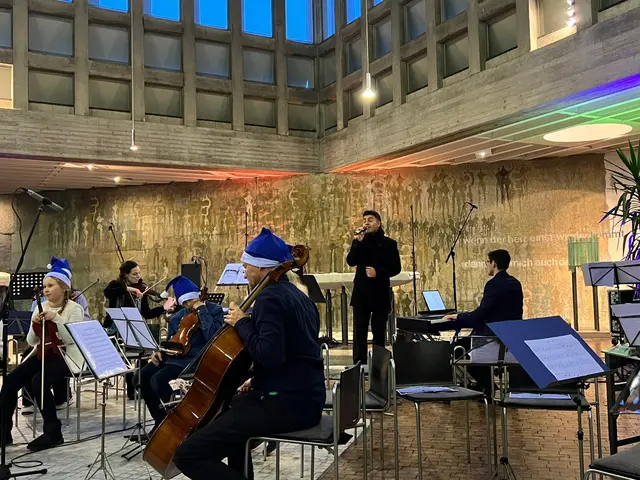 Max Ammer sang gefühlvoll "Schenk mir Zeit" von Vincent Weiss und "All I want for Christmas is you" von Michael Buble unter der Leitung von Susi Kraus , begleitet von Ema Almeida und Pablo Diez