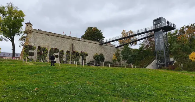 Auf dem Gelände der Zitadelle Petersberg: Vom Aussichtsturm hat man einen tollen Blick auf die Stadt. | Foto: Shima Mahi