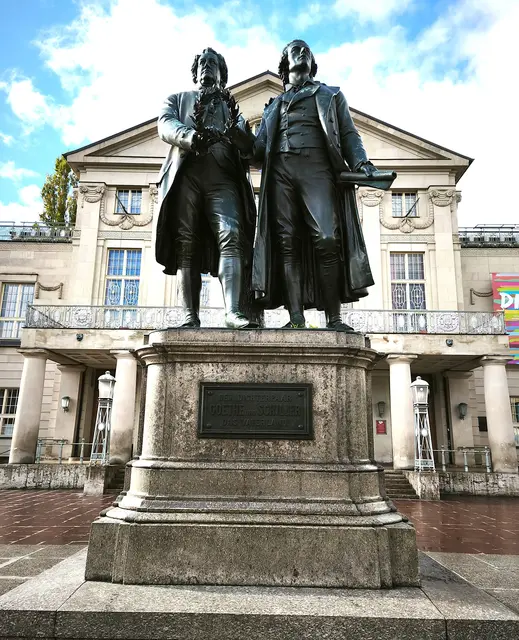Das berühmte Schiller- und Goethedenkmal in Weimar | Foto: Shima Mahi