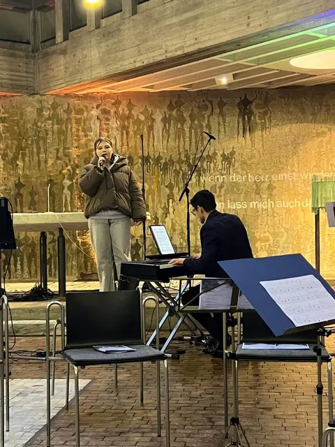 "Wie schön du bist!" - das präsentierte uns mutig im Sologesang Ines, welche von Pablo Diez am Klavier begleitet wurde. 