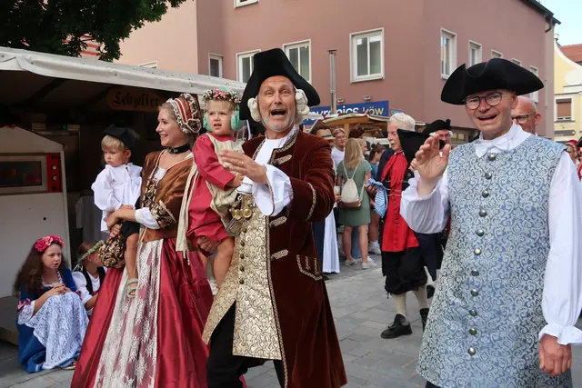 Bürgermeister Roland Eichmann mit Familie beim Historischen Altstadtfest "Friedberger Zeit" | Foto: Dagmar Weindl