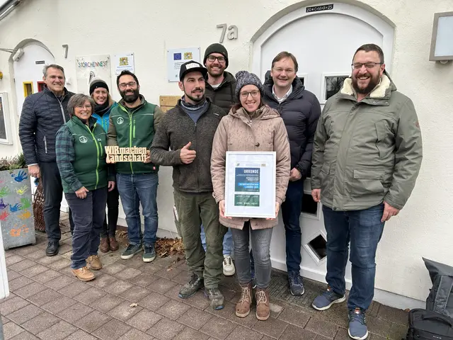 Die Weidegemeinschaft Donaumoos wurde im Rahmen des Wettbewerbs „Naturschutzpartner Landwirt 2025“ ausgezeichnet. Dazu gratulierten Landrat Hans Reichhart, Leipheim Bürgermeister Christian Konrad und Raphael Rehm von der ARGE Donaumoos.  | Foto: Michaela Weich / Landratsamt Günzburg 