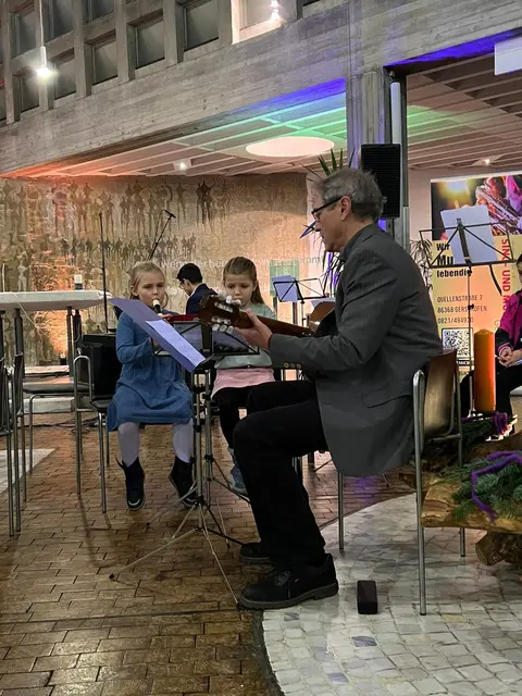 Leo und Elisa mit Begleitung durch Herrn Jäger, zeigten was Sie unter der Leitung von Adelheid Disselkamp fleißig eingeübt hatten