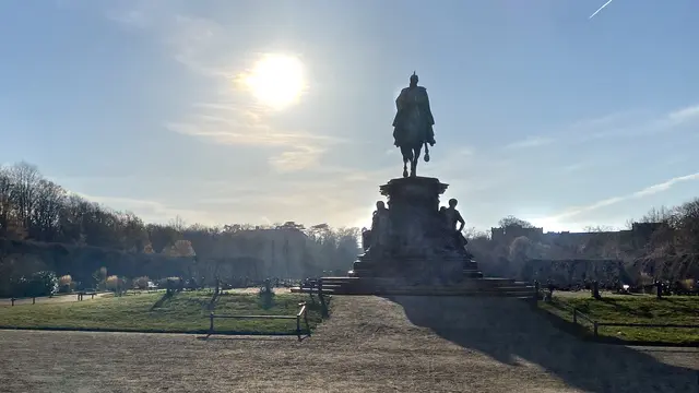 Das Reiterstandbild im Schlossgarten erinnert an den Großherzog Friedrich Franz II., es wurde vom Bildhauer Ludwig Brunow gestaltet. Foto: Helmut Kuzina