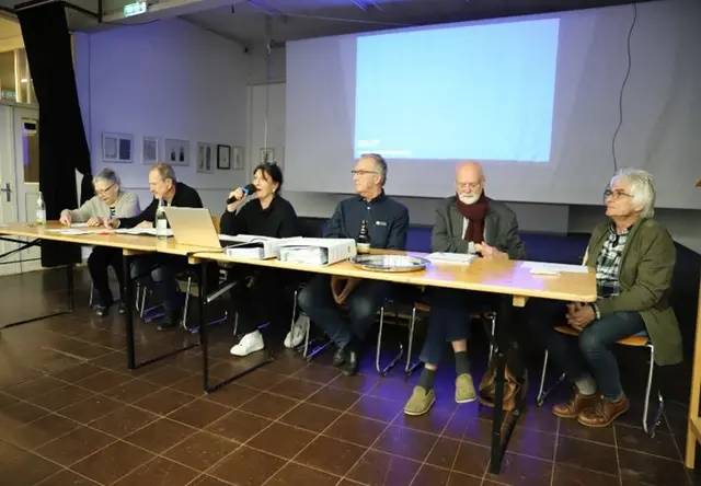Zu guter Letzt der Vorstand des Kunstvereins, hier bei der jährlichen Hauptversammlung am 20. März
Von links: Catalina Mayer (Vorstandsmitglied), Alfred Vogler (Schriftführer), Kersten Thieler-Küchle (Vorsitzende), Bernhard Ammann (Finanzvorstand),    Dr. Norbert Leudemann (Beirat), Klaus Mach (Beirat), nicht auf dem Bild sind zwei weitere Beiräte: Henriette Burmann und Susanne Bergmann                                        
 | Foto: Kunstverein Schwabmünchen