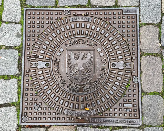 Arnstadt: Kanaldeckel mit Inschrift "Arnstadt Ältester Ort Thüringens" | Foto: Shima Mahi