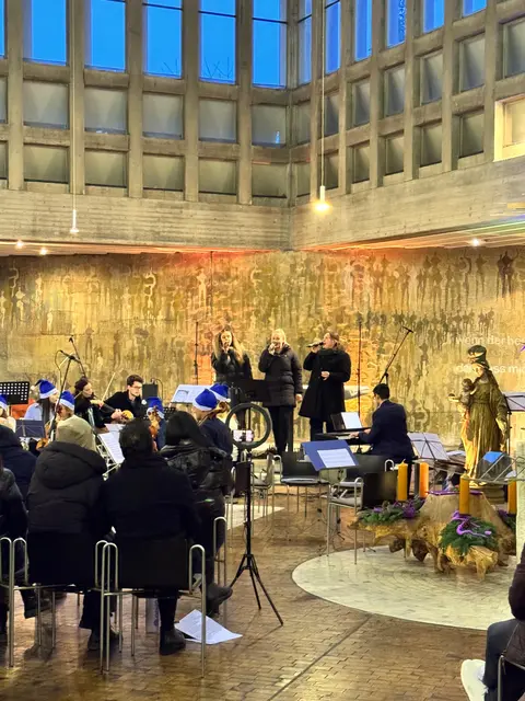 Die Cloudberries gaben in ihrer harmonischen Dreistimmigkeit zwei eher unbekannte Weihnachtslieder "That's Christmas to me" von den Pentatonix und "You make it feel like Christmas" von Gwen Stefani zum Besten. Sie werden von Susi Kraus betreut 