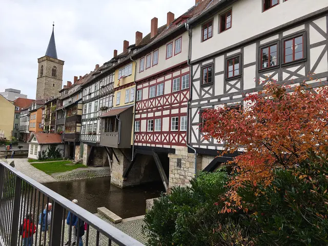 Unter der Brücke fließt die Gera hindurch. | Foto: Shima Mahi