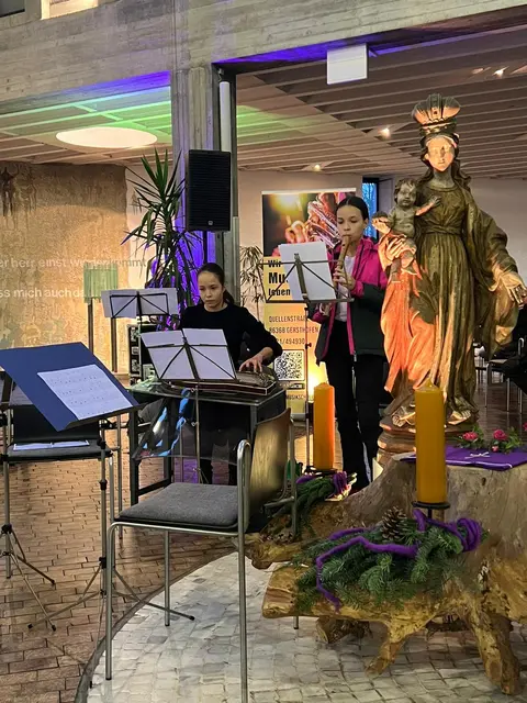 Alexandra an der Zither und Barbara gaben gemeinsam als Duo ihr Können zum Besten welches Sie sich unter der Leitung von Karin Schuster und Adelheid Disselkamp angeeignet haben 