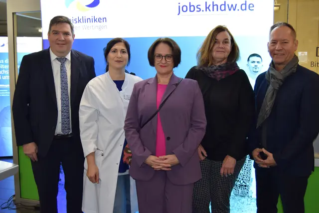 Begleiteten den Tag der offenen Tür des Wertinger Krankenhauses: (von links) Landrat Markus Müller, Leitende Oberärztin der Akutgeriatrie und Inneren Medizin, Kiriaki Panagiotidou, Chefärztin der Akutgeriatrie und Inneren Medizin, Dr. Martina Brielmaier, Betriebsratsvorsitzende Martina Wölfle und Wertingens Bürgermeister Willy Lehmeier.  | Foto: Ulrike Hauke