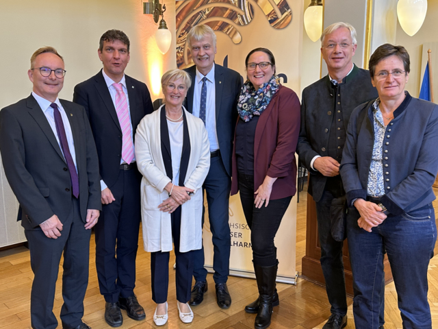 Von links: Olaf Schlegel 2. Bürgermeister Markkleeberg, Henry Graichen Landrat des Landkreises Leipzig, Monika Uhl Vorsitzende des Partnerschaftsvereines Neusäß Markkleeberg, Alexandra Wiedholz, Dr. Markus Bühne, Dr. Helge Bühne | Foto: Gerhard Uhl