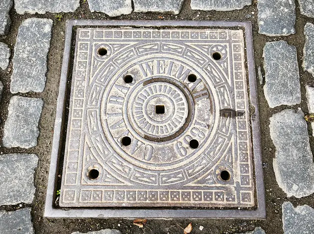 Der Weimar-Kanaldeckel | Foto: Shima Mahi