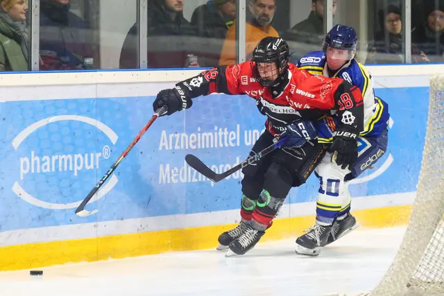 Marco Riedl (in schwarz/rot) zeigte in der Vorrunde eine deutliche Steigerung zur Vorsaison, mit Kampfgeist und Übersicht konnte er überzeugen.  
 | Foto: Dietmar Ziegler