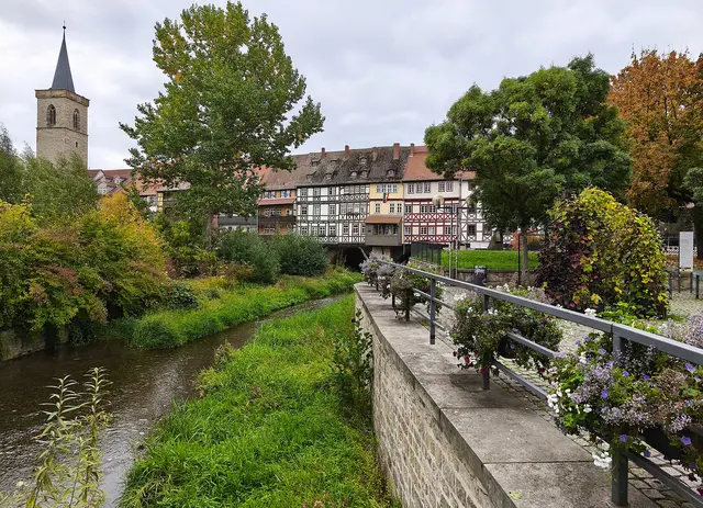 Erfurt: Die Krämerbrücke von außen betrachtet. Links ist der Turm der Ägidienkirche zu sehen. | Foto: Shima Mahi