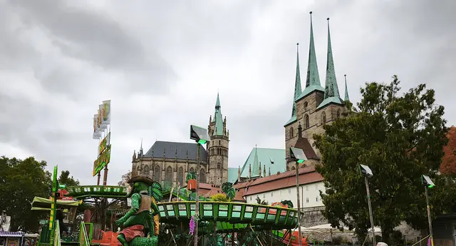 Blick auf den Dom und den Domplatz, auf dem gerade eine Kirmes stattfand. | Foto: Shima Mahi