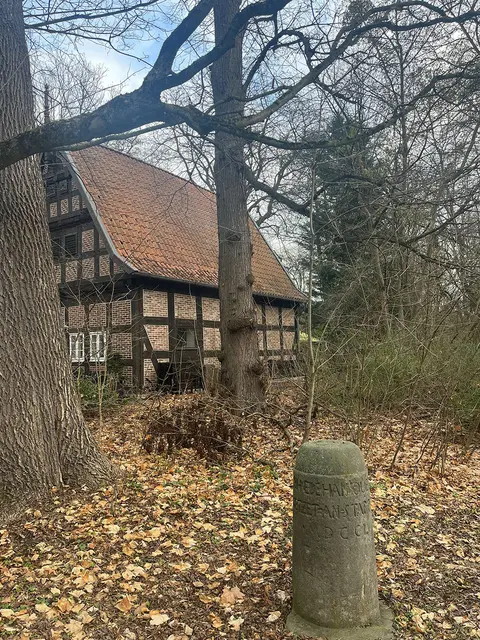 Historischer Grenztstein und Speicher von 1637