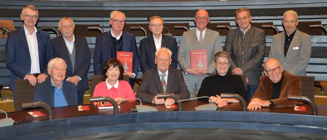 Vorne von links: Gerhard Kaindl, Regine Nägele, Hubert Raab, Ulrike Schmid, Wilhelm Liebhart. Zweite Reihe von links: Peter Tomaschko, Rainer Roos, Wolfgang Brandner, Michael Schmidberger, Landrat Klaus Metzger, Franz Riß, Georg Großhauser | Foto: Hermann Klemmt