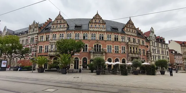 Dieses Gebäude halbrund gebaut. | Foto: Shima Mahi