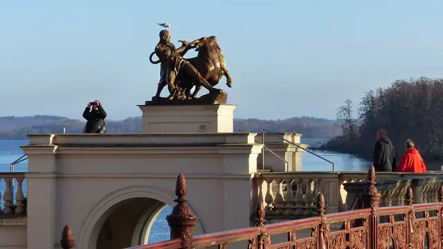 Anziehungspunkt Kolonnadentor: „Herakles, den kretischen Stier bändigend“, bronzierte Zinkgussplastik des Bildhauers August Kriesmann, Berlin, 1853. Foto: Helmut Kuzina