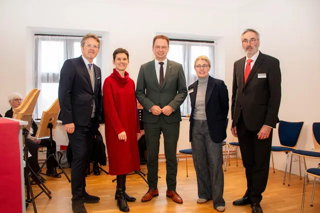 Von links: Josef Albert Schmid, Cornelia Rauch-Ernst , Oberbürgermeister Frank Kunz, Dr. Felicitas Schmid-Grotz und Joerg Roller  | Foto: Andreas Albert - Stadt Dillingen 