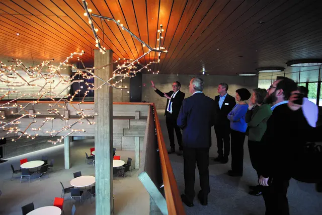 Geführt von Goetz Beck, dem Geschäftsführer der Kongress am Park Betriebs GmbH und Augsburgs Tourismuschef, besichtigte eine Delegation das Augsburger Kongresszentrum, wo im Jahr 2030 die Vollversammlung des Lutherischen Weltbundes stattfinden soll.  | Foto: Martin Kluger/context verlag Augsburg | Nürnberg