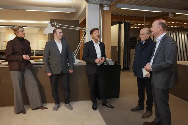 Geschäftsführer René Schulz (Mitte) führte Landrat Martin Sailer (rechts) und Diedorfs Ersten Bürgermeister Peter Högg (Zweiter von rechts) gemeinsam mit Mitarbeiter Jürgen Sachs (Zwei-ter von links) und Teamleiterin Personal Laura Pohl durch die Räumlichkeiten der Kemmler Bau-stoffe und Fliesen Diedorf. | Foto: Julia Pietsch