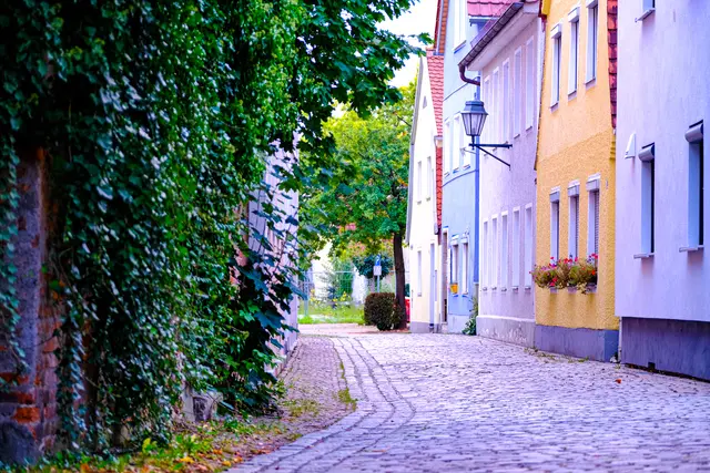 Bei einer Stadtführung geht es auch durch Aichachs mittelalerliche Gassen. | Foto: Rocco Liebold