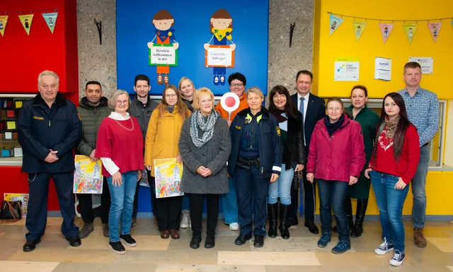 Bildunterschrift (von links): Robert Drechsler, Serdar Bozdag, Birgit Bannert, Martin Sager, Luba Stoll, Diana Genthner, Elisabeth Gleich, Tanja Gebhardt, Jana Meyer, Claudia Hartmann, Oberbürgermeister Frank Kunz, Eva Lodner, Tatjana Dirksen, Inna Seher, Tobias Guffler | Foto: Jan Koenen - Stadt Dillingen 